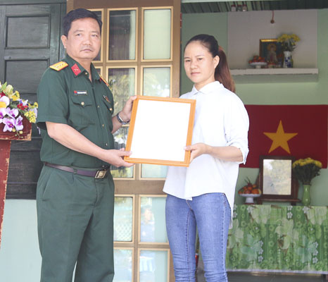 Ông Phạm Quang Phượng, Phó Chủ nhiệm Chính trị Bộ Chỉ huy Quân sự tỉnh trao quyết định bàn giao nhà cho gia đình bà Dương Thị Tín.