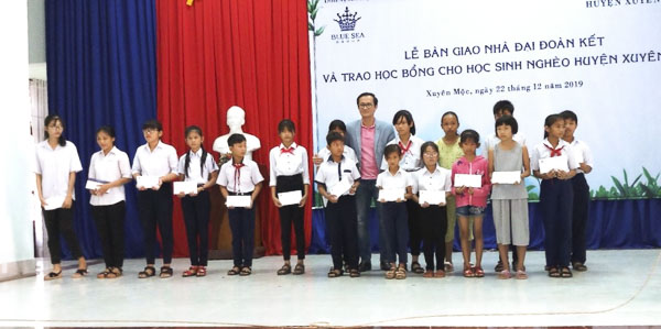 Đại diện Blue Sea Group trao học bổng cho các em học sinh có hoàn cảnh khó khăn trên địa bàn huyện Xuyên Mộc.