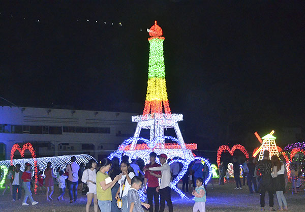 Mô hình “Tháp Eiffel” thu hút nhiều người đến tham quan, chụp hình lưu niệm.