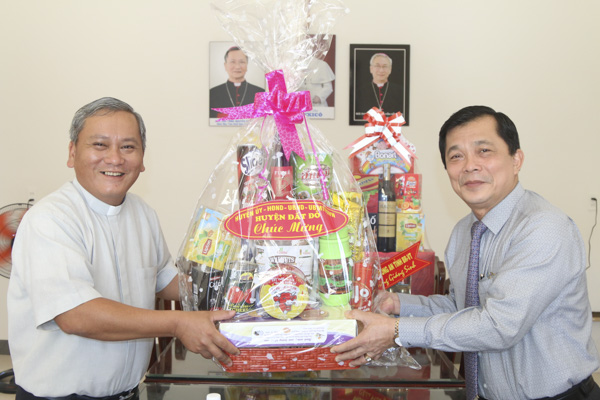 Ông Hồ Văn Lợi, Bí thư Huyện ủy Đất Đỏ (bìa phải) thăm, tặng quà Giáo xứ Đất Đỏ, thị trấn Đất Đỏ.