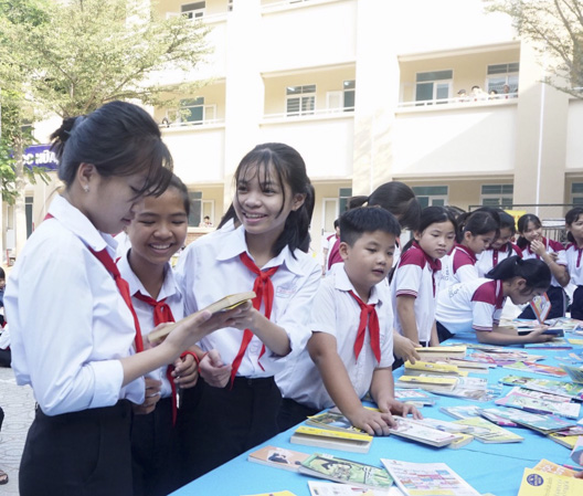 HS Trường THCS Quang Trung (xã Nghĩa Thành, huyện Châu Đức) tham gia đọc sách tại buổi triển lãm.