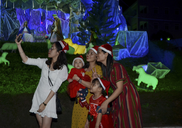Gia đình chị Nguyễn Kim Xuyến đến Giáo xứ Bến Đá, TP. Vũng Tàu để vui chơi, chụp hình lưu niệm. Ảnh: THANH HƯỜNG