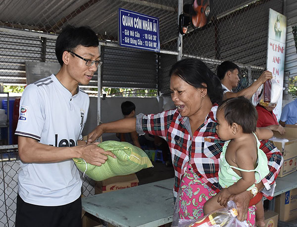 Tu sĩ Dòng Đức Mẹ Lên Trời tặng quà cho người nghèo xã Tân Hải (TX. Phú Mỹ). Ảnh: MỸ LƯƠNG