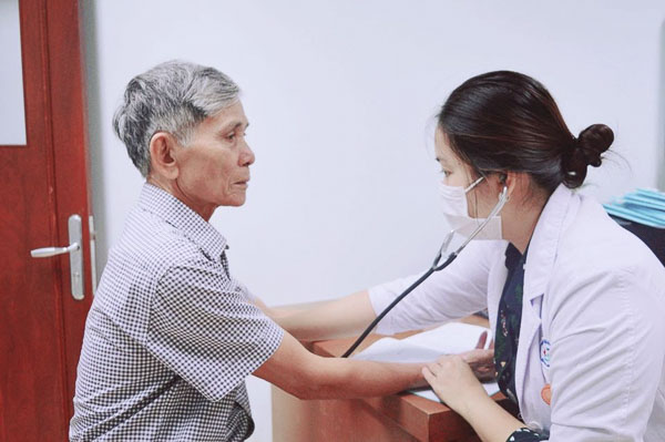 Bác sĩ Bệnh viện Bà Rịa thăm khám cho bệnh nhân trong chương trình khám bệnh miễn phí cho người cao tuổi.