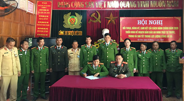 Đại diện các Đội công tác và Trưởng Công an 21 xã, thị trấn ký cam kết, quyết tâm thực hiện tốt 18 nhiệm vụ đã đăng ký và 5 nhiệm vụ thường xuyên trong CCHC