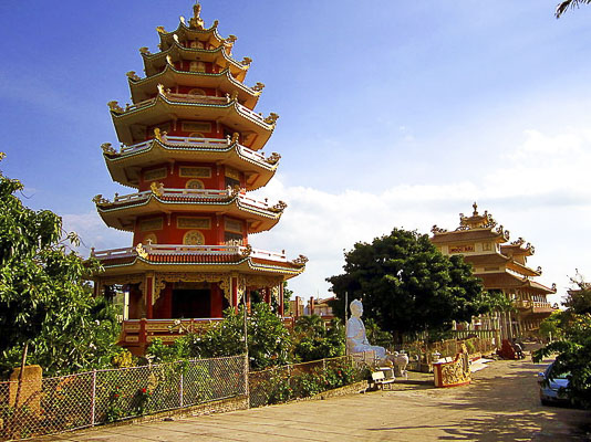 Tịnh xá Ngọc Hải nổi bật với tháp xá lợi Phật. 