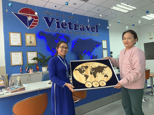 Đại diện Vietravel Chi nhánh Vũng Tàu trao thưởng đồng hồ gỗ hình bản đồ thế giới cho khách hàng Văn Cẩm Muội (huyện Long Điền) trong chương trình khuyến mại Xuân 2020 của Chi nhánh Vũng Tàu. 