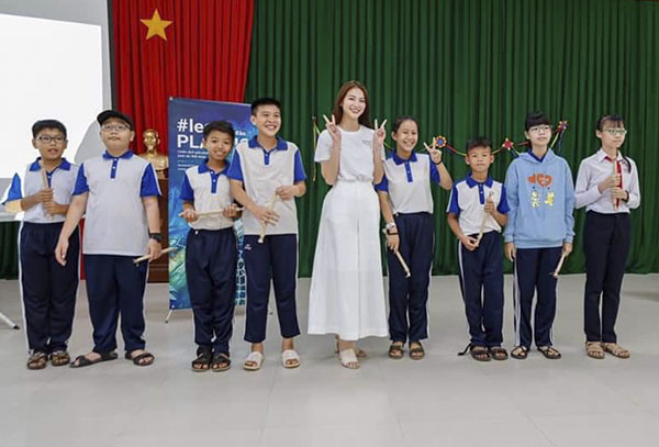 Hoa hậu Phương Khánh giao lưu với học sinh huyện Côn Đảo.
