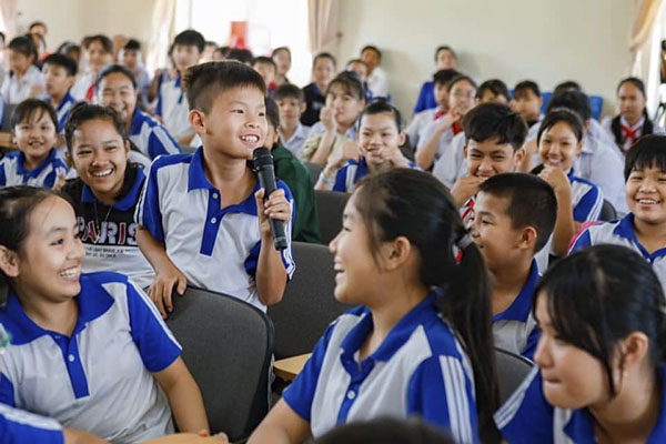 Các em học sinh đặt câu hỏi giao lưu với Hoa hậu Phương Khánh.