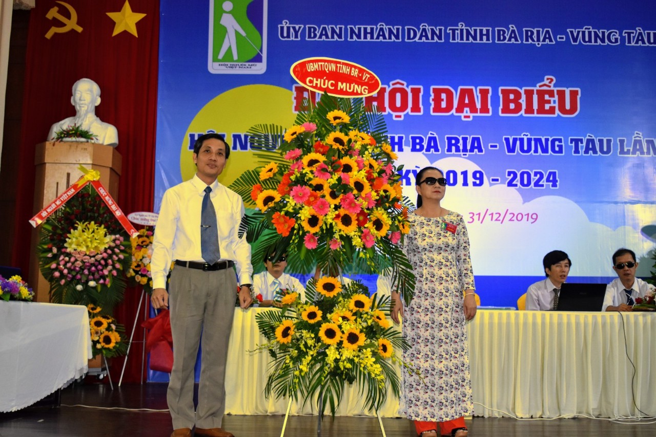 Ông Nguyễn Kế Toại, Phó Chủ tịch UBMTTQVN tỉnh tặng hoa chúc mừng Đại hội.