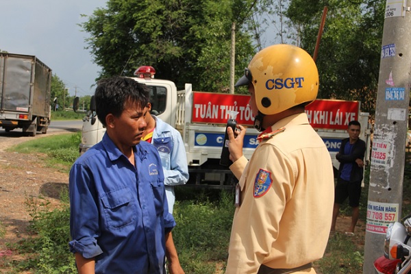 Cán bộ Cảnh sát giao thông kiểm tra nồng độ cồn người tham gia giao thông.