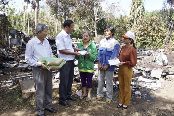 Đoàn lãnh đạo huyện Châu Đức thăm hỏi, động viên và trao 5 triệu đồng hỗ trợ khẩn cấp cho gia đình ông Nguyễn Nguyền. 