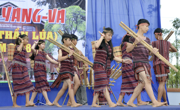 Các thành viên CLB Múa Trường Dân tộc Nội trú tỉnh trong một điệu múa mô phỏng của người Châu Ro lên nương rẫy.