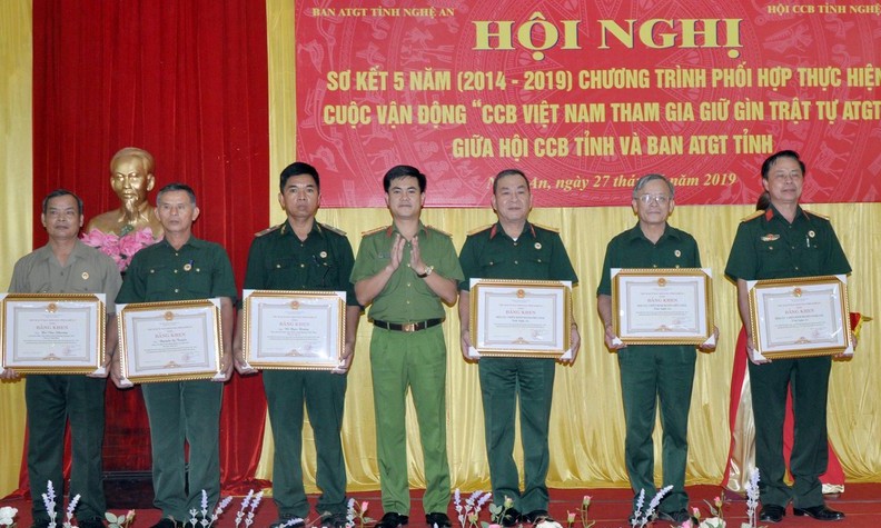 Thừa ủy quyền của Chủ tịch UBND tỉnh, đồng chí Đại tá Nguyễn Đức Hải, Phó Giám đốc Công an tỉnh, Phó Trưởng ban ATGT tỉnh tặng Bằng khen cho các tập thể, cá nhân có thành tích xuất sắc trong tham gia giữ gìn trật tự ATGT giai đoạn 2014 - 2019