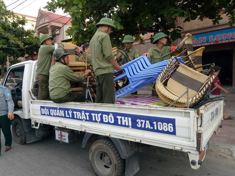 Hội CCB phường Thu Thủy, TX Cửa Lò tham gia giải tỏa vi phạm hành lang ATGT trên địa bàn