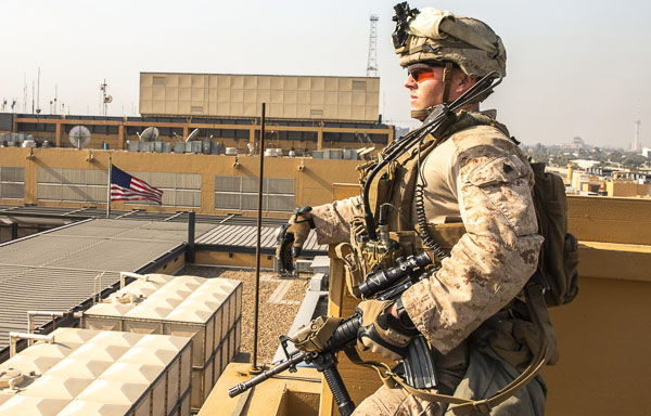 Binh sĩ thuộc lực lượng đặc nhiệm Mỹ được tăng cường bảo vệ Đại sứ quán Mỹ ở thủ đô Baghdad, Iraq, sau khi người biểu tình đốt phá khu vực này, ngày 2/1/2020. (Nguồn: AFP/ Reuters)