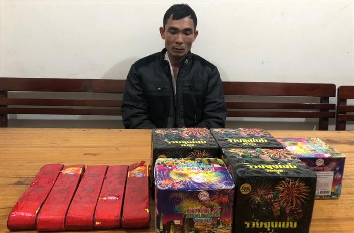 Đối tượng Lương Văn Thanh cùng tang vật hơn 10kg pháo các loại