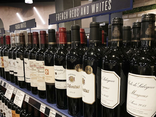 Rượu vang Pháp được bày bán tại một siêu thị ở Los Angeles, bang California, Mỹ. 