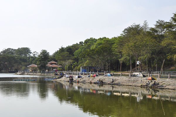Khu vực câu cá giải trí trong khuôn viên di tích Bàu Thành, phục vụ khách đến tham quan. 