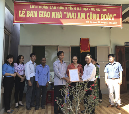 Ông Nguyễn Châu Trinh, Phó Chủ tịch LĐLĐ tỉnh trao quyết định bàn giao nhà  “Mái ấm công đoàn” cho gia đình anh Ngô Văn Mến.