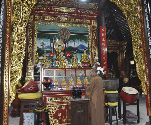 Gian giữa tòa Chánh điện chùa Long Bàn.