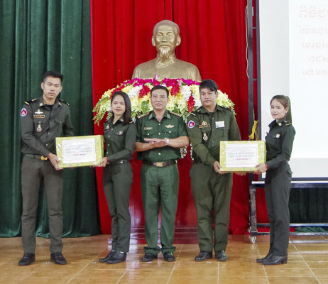     Đại tá Nguyễn Xuân Toàn, Chính ủy Trường Trung cấp Biên phòng 2 tặng quà cho đại diện học viên Campuchia tại buổi gặp mặt.  