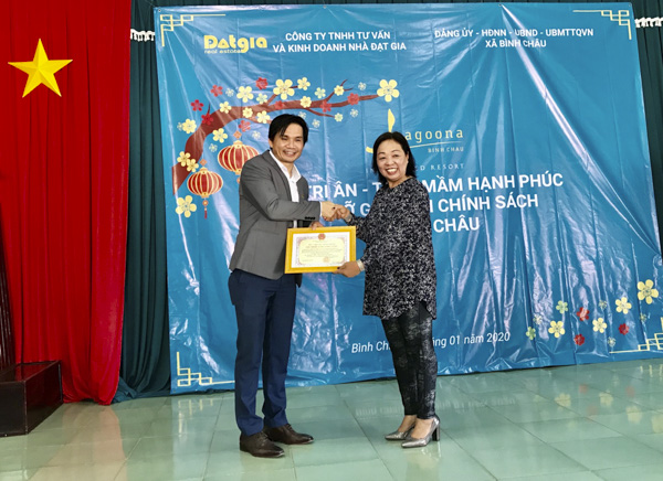 Bà Lê Kim Lựu trao bảng ghi nhận tấm lòng vàng cho đại diện Công ty TNHH tư vấn và kinh doanh nhà Đạt Gia HD