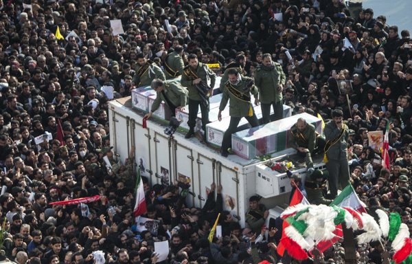 Hàng chục ngàn người tham dự lễ tang Tướng Quasem Soleimani  tại Tehran, Iran, ngày 6/1. 