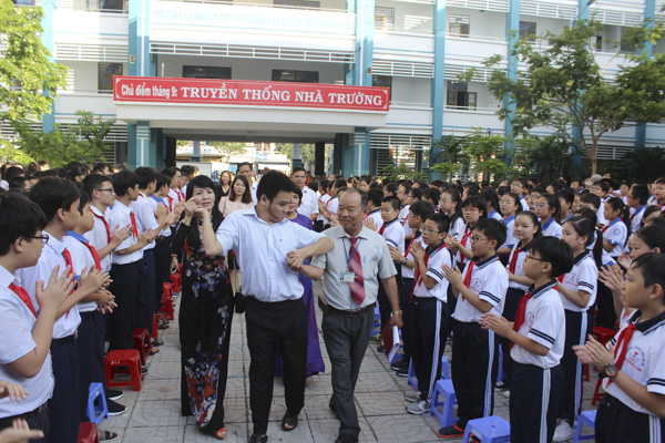 Trần Mạnh Chánh Quân, cựu HS Trường THPT chuyên Lê Quý Đôn giao lưu với HS Trường THCS Nguyễn Văn Linh  (TP. Vũng Tàu).