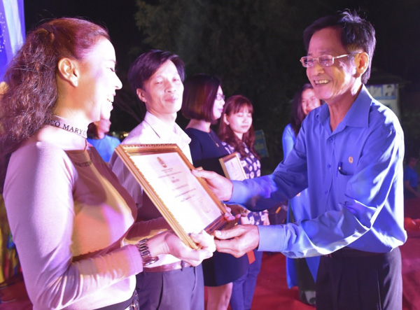 Ông Châu Văn Thắng, Chủ tịch LĐLĐ tỉnh tặng Bằng khen cho các DN.