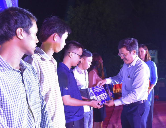 Đại diện nhà tài trợ trao tặng vé xe cho CNLĐ về quê đón Tết.
