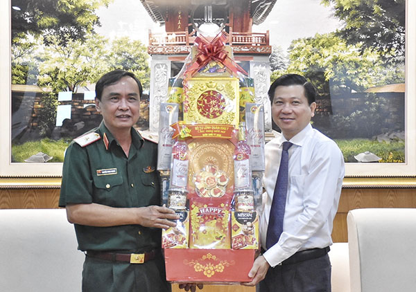 Thiếu tướng Nguyễn Minh Hoàng, Phó Chính ủy Quân khu 7 tặng quà UBND tỉnh BR-VT đến ông Trần Văn Tuấn, Phó Chủ tịch UBND tỉnh.