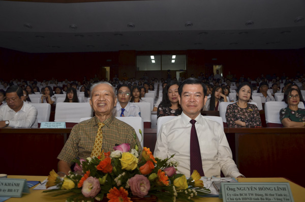 Ông Nguyễn Hồng Lĩnh, Ủy viên Trung ương Đảng, Bí thư Tỉnh ủy, Chủ tịch HĐND tỉnh và ông Trần Văn Khánh, nguyên Bí thư Tỉnh ủy tham dự chương trình.