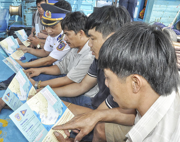 Cán bộ Bộ Tư lệnh Vùng Cảnh sát biển 3 tuyên truyền pháp luật cho ngư dân của BR-VT.