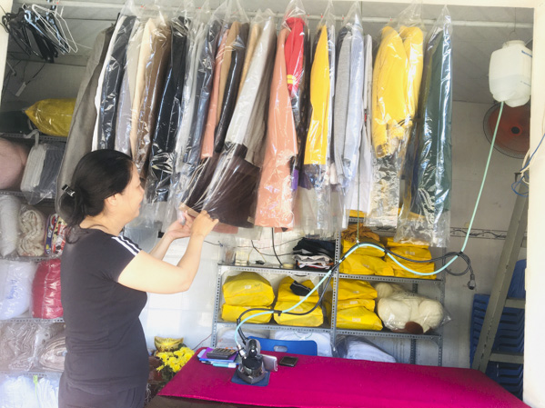 Dịp Tết trung bình mỗi ngày cửa tiệm của chị Nguyễn Thị Phương (đường Nguyễn Tri Phương, TP.Vũng Tàu) có hơn 10 đơn hàng giặt ủi.