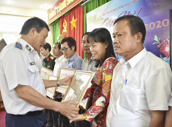 Thiếu tướng Doãn Bảo Quyết, Phó Chính ủy BTLCSB trao Bằng khen cho các tập thể có thành tích xuất sắc trong công tác phối hợp tuyên truyền biển, đảo và lực lượng Cảnh sát biển Việt Nam năm 2019.