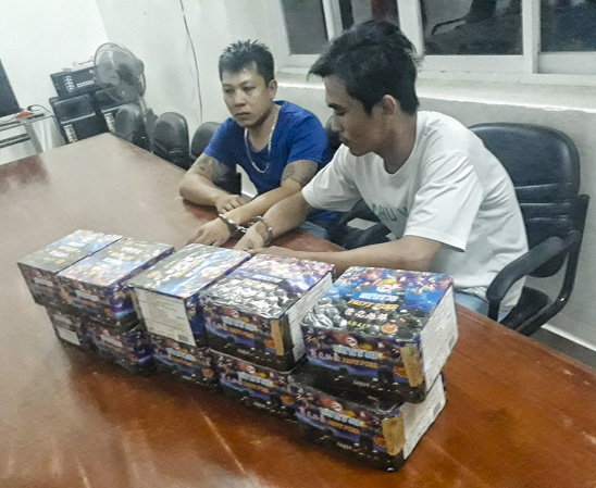 Đối tượng Đặng Văn Tâm (trái) và Hồ Thanh Phong bị lực lượng Biên phòng xử lý về hành vi mua bán pháo trái phép vào tối 5/12.