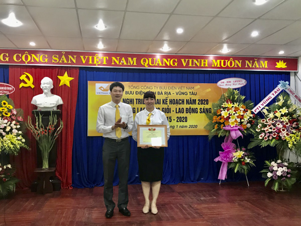 Đại diện Tổng Công ty Bưu chính Việt Nam trao giấy khen cho công đoàn Bưu điện tỉnh BR-VT.