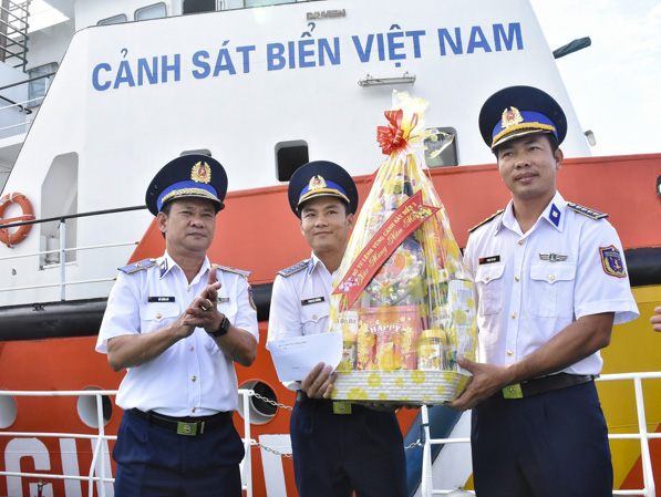 Thiếu tướng Đỗ Hồng Đó (bìa trái), Chính ủy Bộ Tư lệnh Vùng Cảnh sát biển 3 tặng quà cho cán bộ, chiến sĩ tàu 4034 trước chuyến đi trực Tết.