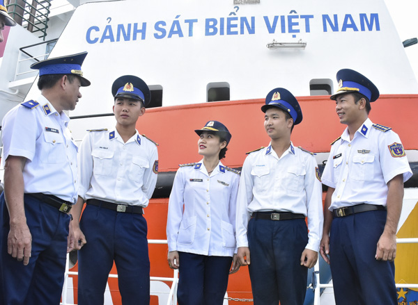 Cán bộ, chiến sĩ tàu 4034 trao đổi chuyên môn trước chuyến đi trực Tết.