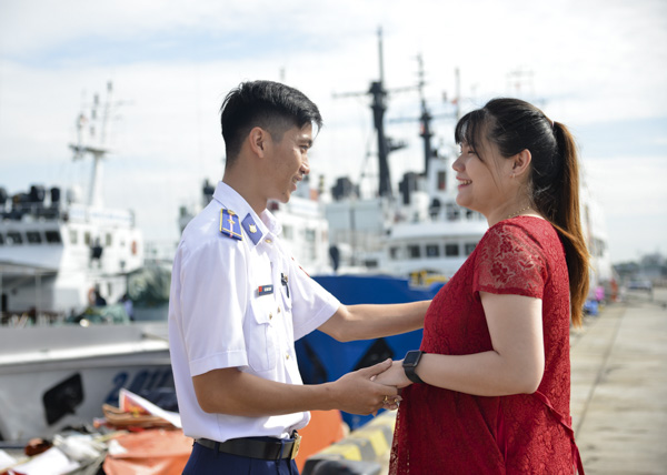 Thiếu úy Hà Thanh Sang, nhân viên lái tàu 9001 chia tay vợ (đang mang thai tháng thứ 6) để lên đường làm nhiệm vụ.