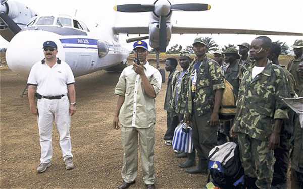 Viktor Bout (bên trái) trong một chuyến bay chở vũ khí đến Congo năm 2001.