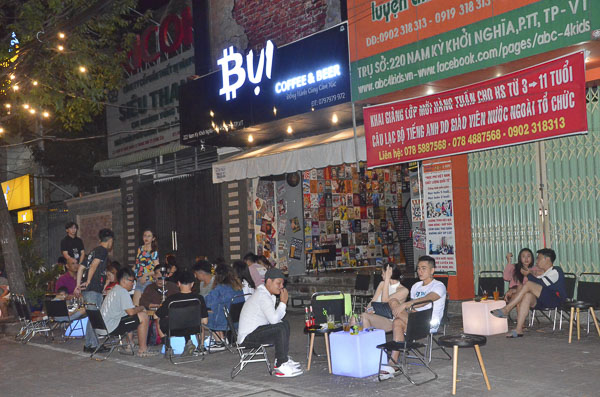 Quán Bụi Coffe & Beer (222, Nam Kỳ Khởi Nghĩa) thu hút đông khách giới trẻ vào buổi tối.