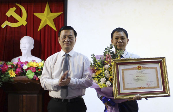 Ông Nguyễn Thành Long, Phó Chủ tịch UBND tỉnh trao Bằng khen của Thủ tướng Chính phủ cho ông Đinh Công Thủy, Phó Chánh thanh tra Sở Tài chính.
