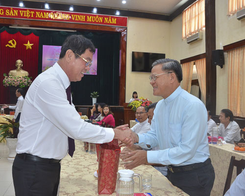 Ông Trần Đình Khoa, Ủy viên Ban Thường vụ Tỉnh ủy, Bí thư Thành ủy Vũng Tàu tặng quà chúc Tết các linh mục đạo Công giáo tại buổi họp mặt.