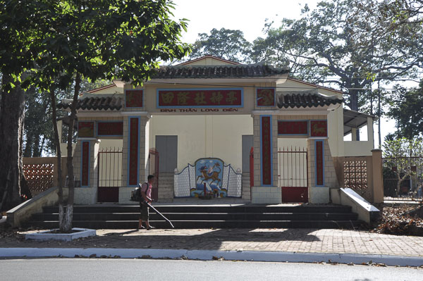 Cổng chính của đình thần Long Điền.
