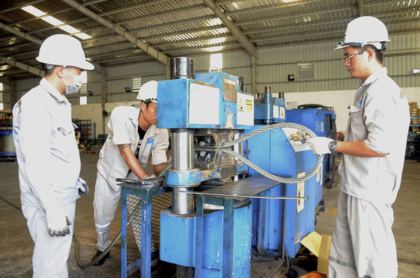 Công nhân Công ty CP Liên hợp Mêkông (KCN Đông Xuyên, TP. Vũng Tàu) gia công dây cáp thép tại xưởng. Ảnh: ĐÔNG HIẾU