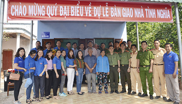 ĐVTN 2 đơn vị chụp hình lưu niệm với bà Trần Thị Đây, con liệt sĩ tại lễ bàn giao nhà.