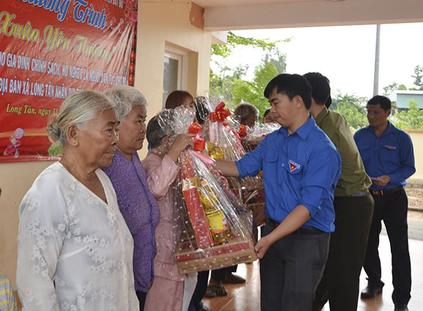 Các ĐVTN chi đoàn Tòa án nhân dân quận Bình Thạnh trao quà Tết cho đồng bào Chơ-ro.