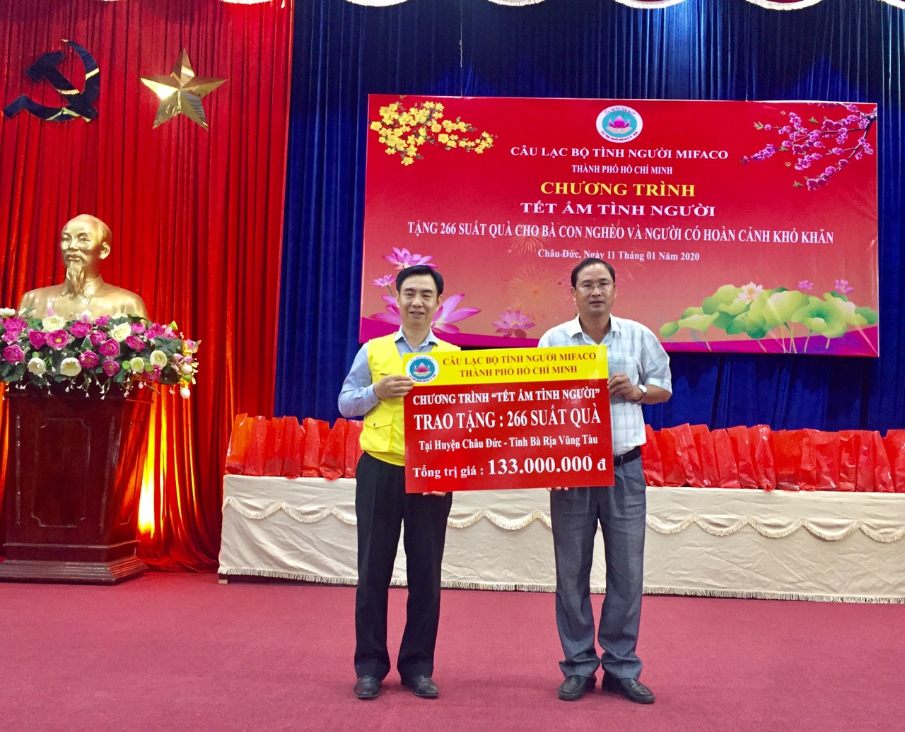 Ông Điền Quang Hiệp, Chủ tịch CLB Tình Người MaFaCo TP. Hồ Chí Minh (trái) trao bảng tượng trưng quà tặng cho lãnh đạo huyện Châu Đức. 